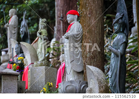 奈良縣生駒市寶山寺奧之院參道上的地藏菩薩 奈良縣生駒市寶山寺奧之院參道上的地藏菩薩 115562510