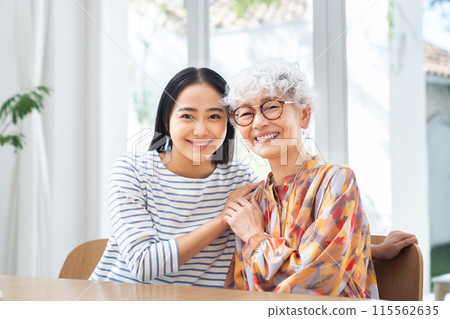 good old grandma and granddaughter 115562635