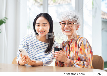 good old grandma and granddaughter 115562636
