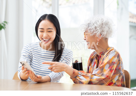 good old grandma and granddaughter 115562637