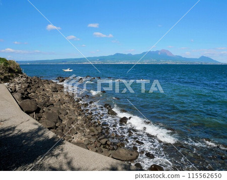 從湯島西海岸看到的雲仙山（熊本縣上天草市） 115562650