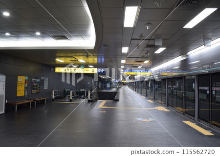 韓國首爾地鐵月台(京畿道中央線弘大入口站) 韓國首爾地鐵月台(京畿道中央線弘大入口站) 115562720