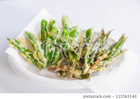 Japanese knotweed and snow pea tempura 115563148