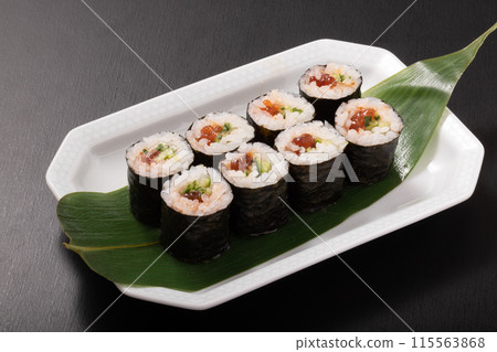 [Miyagi Prefecture] Mambo Maki (rolled sushi with salmon roe and cucumber) 115563868