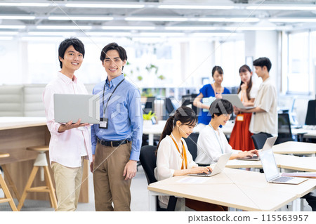 在辦公室工作的工程師 115563957