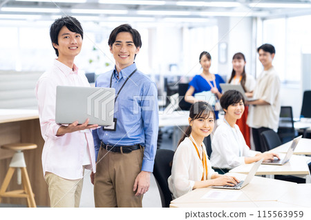 在辦公室工作的工程師 115563959