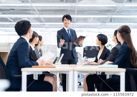 Business people working in the office 115563972