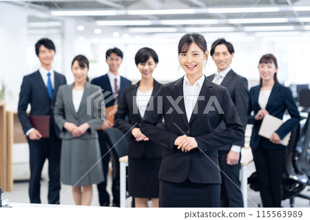 Business people working in the office 115563989