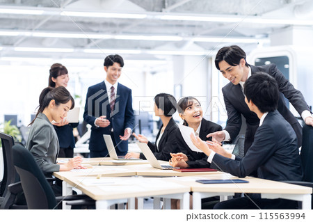 Business people working in the office 115563994