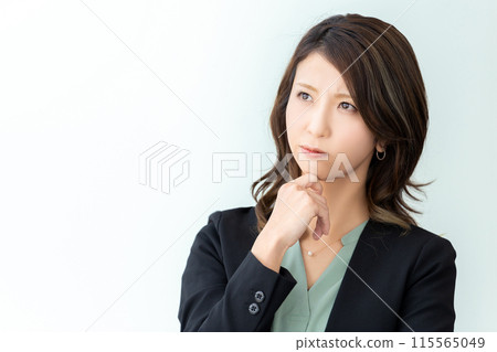 A woman thinking/businesswoman 115565049