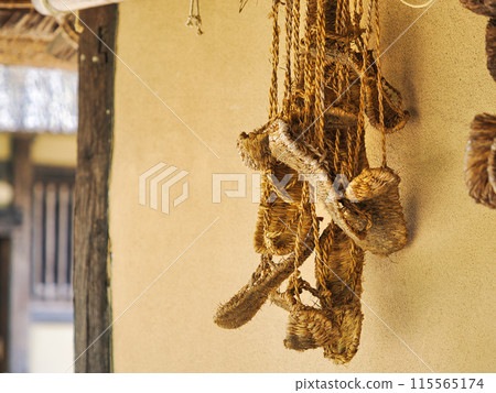 Straw sandals hanging under the eaves 115565174