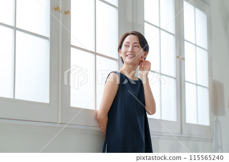 Middle women Middle women 115565240