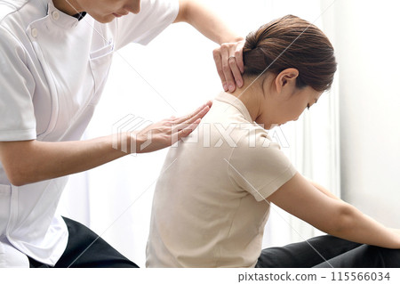 一名男子正在為一名女病人進行按摩治療 115566034