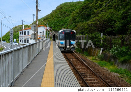 Train departing from Senjojiki Station on the Gono Line 115566331