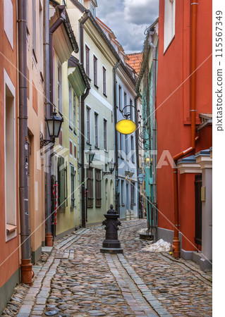 Street in the old town of Riga, Latvia 115567349
