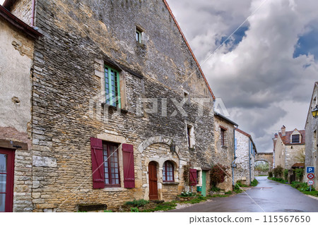 Street in Chateauneuf, France 115567650