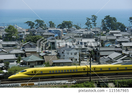 黃色醫生，在海邊行駛的快樂黃色新幹線 115567985