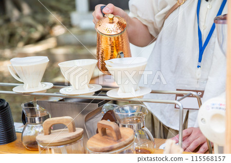 店員的手在咖啡攤上倒熱水 115568157