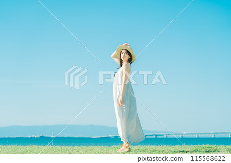 一位全心全意在度假村享受假期的女人 115568622