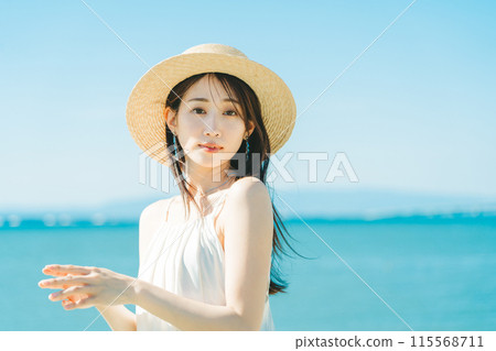 戴著草帽的女人，背景是海和藍天 115568711