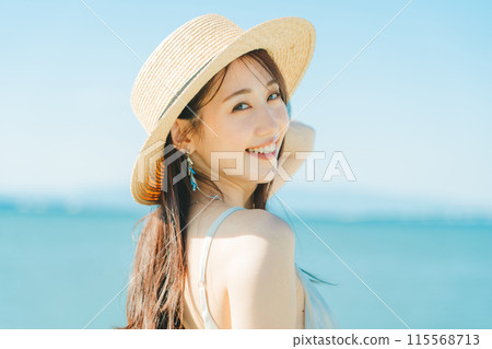 戴著草帽的女人，背景是海和藍天 115568713