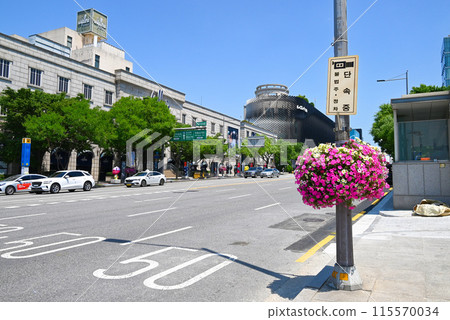 Apgujeong-ro, a street with luxury department stores [Seoul/Gangnam-gu] 115570034