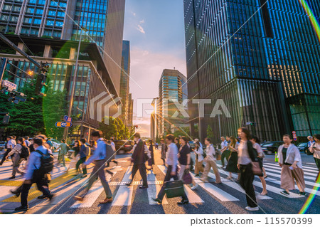 日本東京城市景觀-大手町車站前十字路口的景色、回家的風景等左邊是丸之內,右邊是大手町=6月14日 日本東京城市景觀-大手町車站前十字路口的景色、回家的風景等左邊是丸之內,右邊是大手町=6月14日 115570399