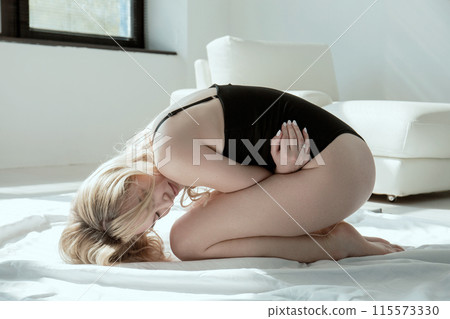 Woman in pain Woman in pain 115573330