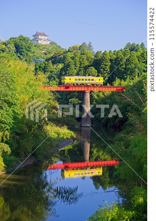 夷隅鐵道，運行於大瀧城和鐵橋之間的當地列車，位於大瀧站附近 115574422
