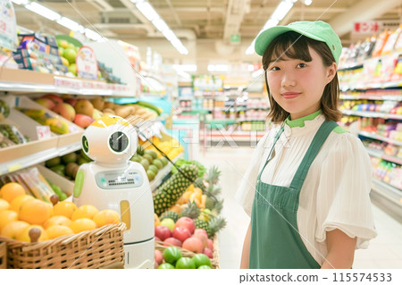 A robot stocking fruits and a supermarket clerk_1 115574533