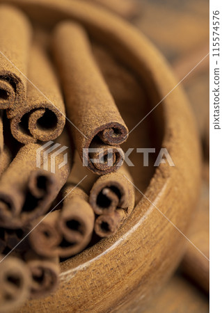 Cinnamon sticks for making cinnamon powder as spices Cinnamon sticks for making cinnamon powder as spices 115574576