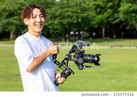 Video creators: Video shooting using gimbals 115575316