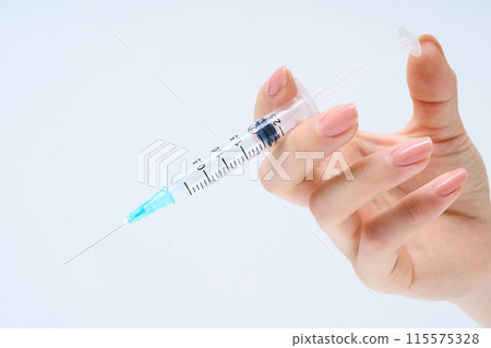 Hand with syringe 115575328