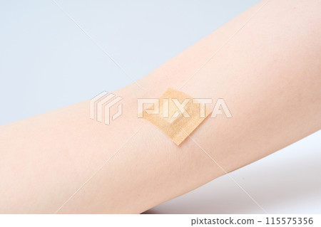 注射後貼有補丁的手臂 115575356