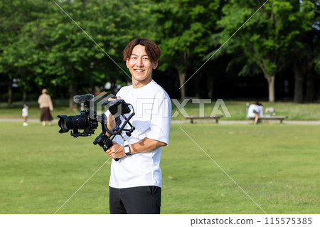 Video creators: Video shooting using gimbals 115575385