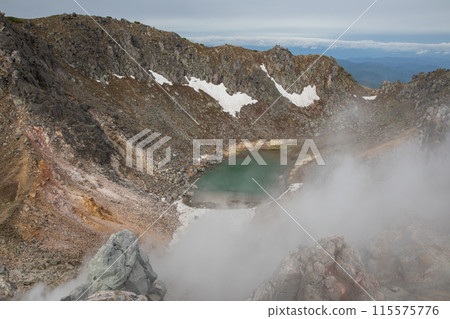 [長野縣/岐阜縣，6月]從燒嶽山頂眺望南峰鞍部的正賀湖 115575776