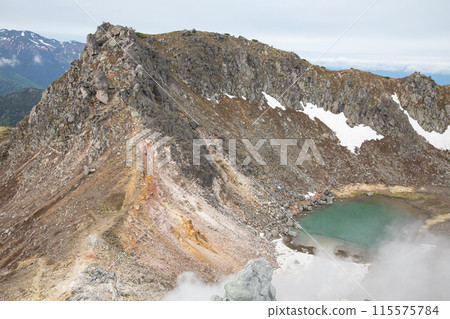 [長野縣/岐阜縣，6月]從燒嶽山頂眺望南峰鞍部的正賀湖 115575784