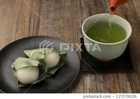 Sasamanju: pouring tea Sasamanju: pouring tea 115576026