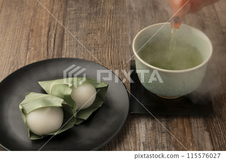Sasamanju: pouring tea 115576027