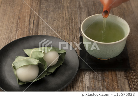 Sasamanju: pouring tea 115576028