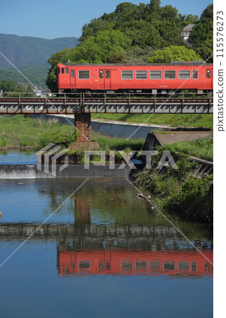 充滿復古氣息的JR西日本吉羽47型柴油列車在吉備線上行駛_2024年5月18日拍攝的照片 115576273
