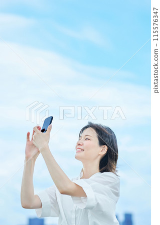 操作智能手機的一個少婦 115576347