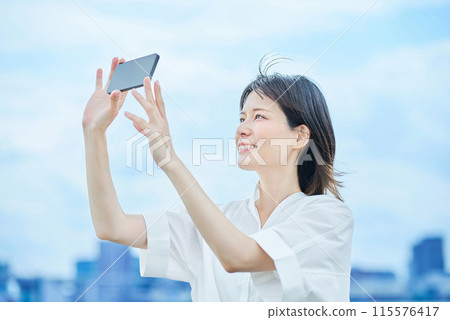 Young woman looking at smartphone screen 115576417
