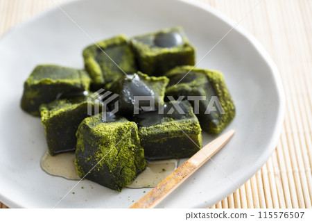 Matcha Warabi Mochi 115576507