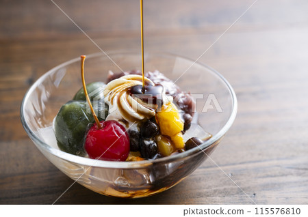 在奶油豆沙上撒上黑蜂蜜 在奶油豆沙上撒上黑蜂蜜 115576810