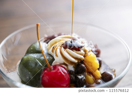 在奶油豆沙上撒上黑蜂蜜 115576812