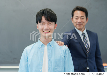學生和老師合影 115576864