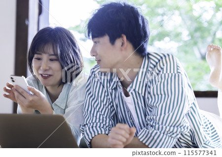 使用筆記本電腦 115577341