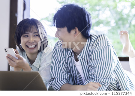 Couple using laptop 115577344