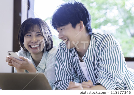 使用筆記本電腦 115577346
